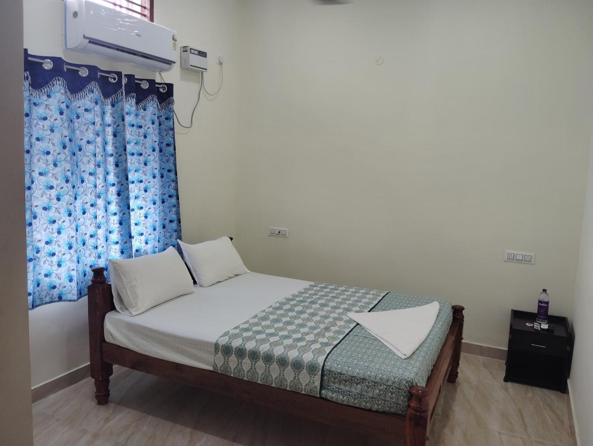 Varadhar Guest House Kanchipuram Exterior photo
